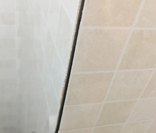 岳阳市瓷砖空鼓维修公司分享阳台瓷砖脱落的修复过程可以分为以下几个步骤