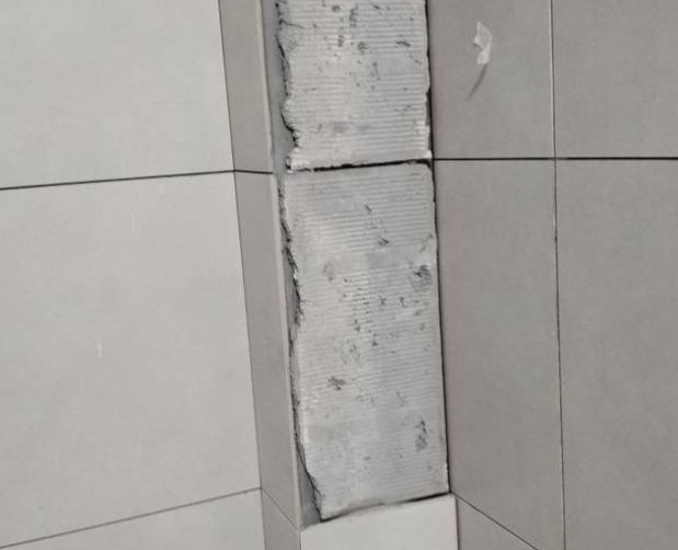 岳阳市瓷砖空鼓维修公司分享下瓷砖施工前基层浇水润湿程度不足，可能导致以下问题