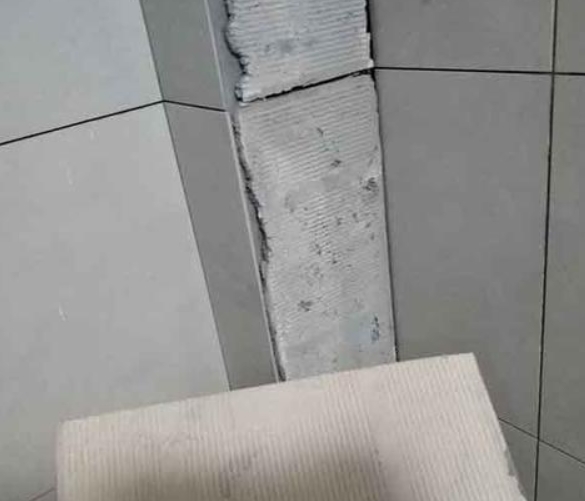 岳阳市瓷砖空鼓维修公司分享下厨房瓷砖脱落的补救措施。